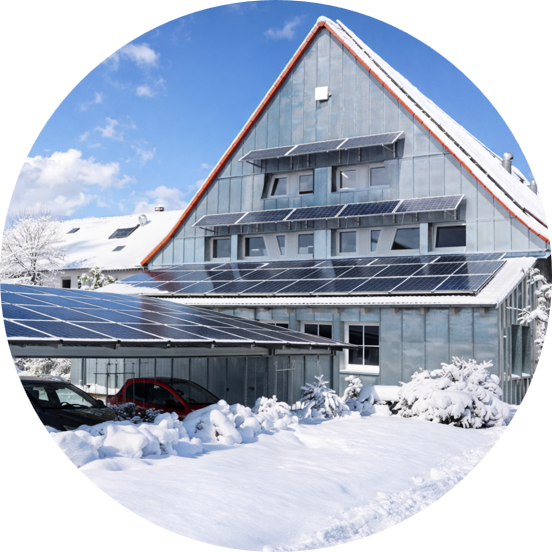 Winterliches Firmengebäude mit Photovoltaikanlage von Walter Solar