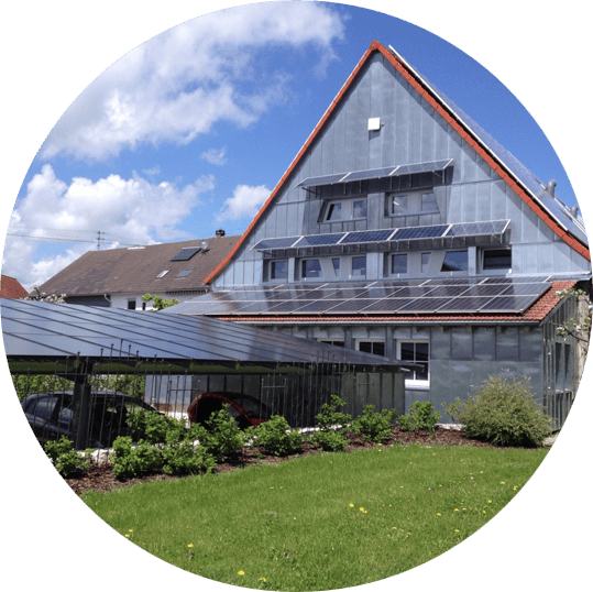 Winterliches Firmengebäude mit Photovoltaikanlage von Walter Solar