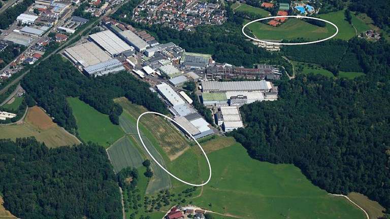 Das Alfing-Werksgelände aus der Luft betrachtet. Die beiden Kreise markieren die Flächen, wo die Freiflächen-Photovoltaik-Anlagen geplant sind. © Stadt Aalen