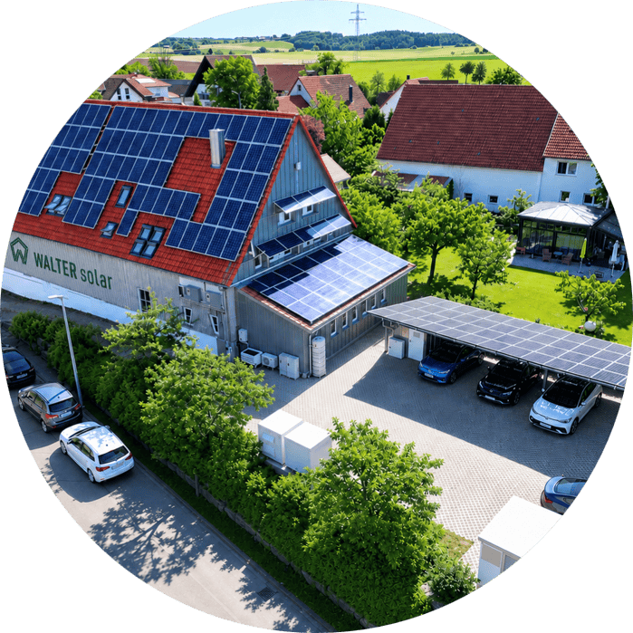 Winterliches Firmengebäude mit Photovoltaikanlage von Walter Solar